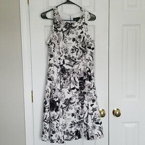 sz 8 NWT Ronni Nicole Sleeveless black & white Fit